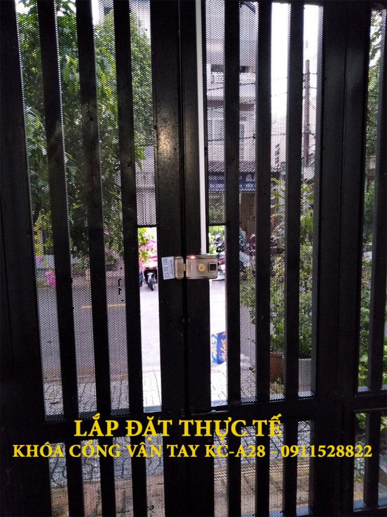 Lắp đặt khóa vân tay cửa sắt cho hộ gia đình tại Hà Nội