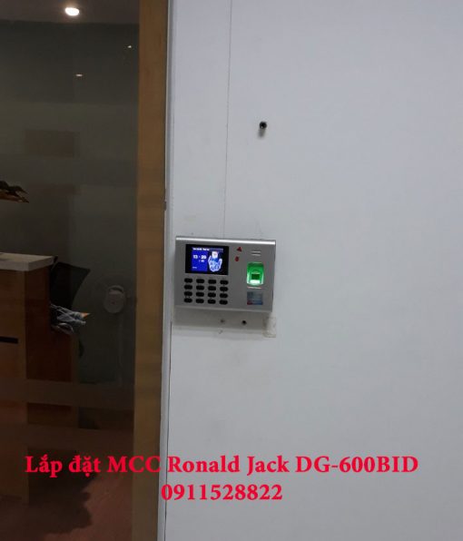 Lắp đặt Máy chấm công kiểm soát cửa vân tay Ronald Jack DG-600BID