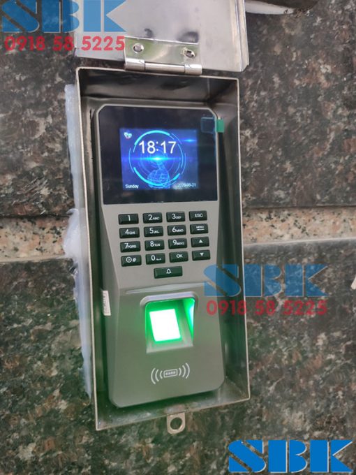 Hình-ảnh-lắp-đặt-thực-tế-Khóa-Vân-Tay-cho-cửa-cuốn-Ronald-Jack-F9S