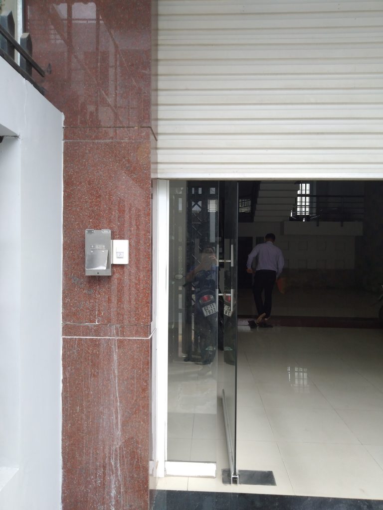 khóa vân tay cho cửa cuốn 
