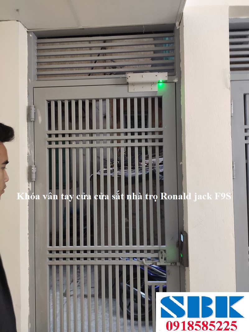 Khóa vân tay cổng cửa sắt nhà trọ Ronald jack SF500