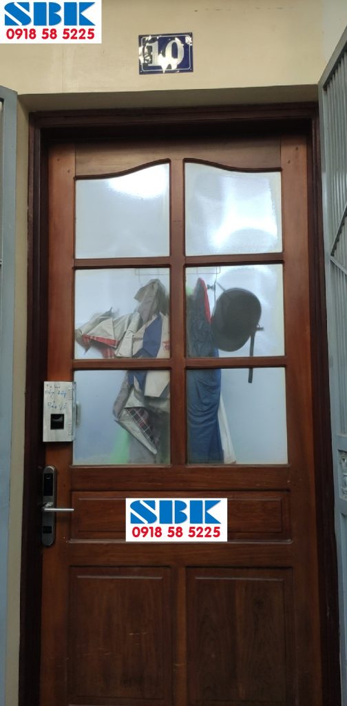 Lắp đặt khóa cửa vân tay cửa gỗ cho nhà trọ homestay