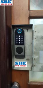 Lắp đặt khóa vân tay cửa gỗ nhà trọ chung cư