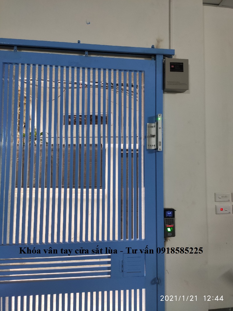 khóa cổng vân tay nhà trọ cửa sắt lùa