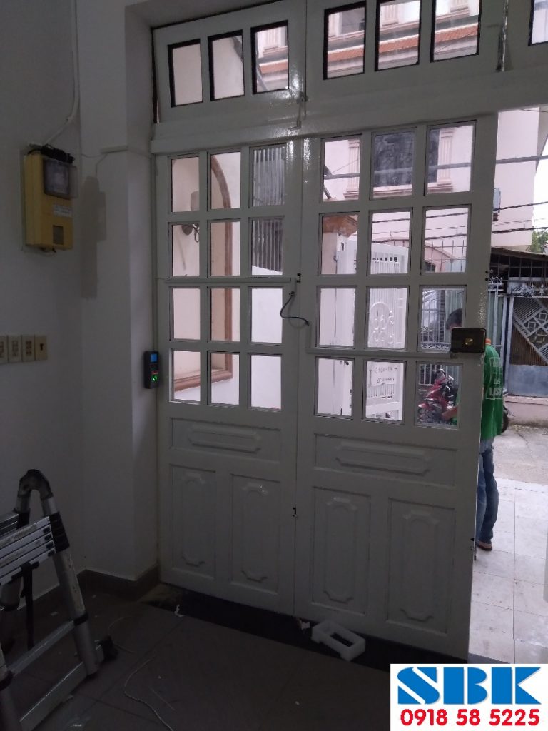 lắp khóa cửa vân tay chung cư mini sử dụng SF500