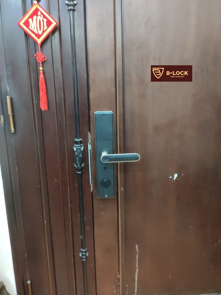 Lắp Khóa cửa vân tay thông minh cho cửa Gỗ