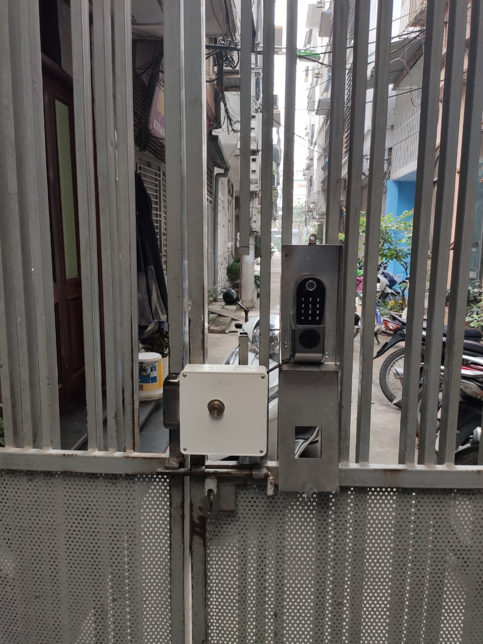 lắp đặt Khóa cổng vân tay ngoài trời