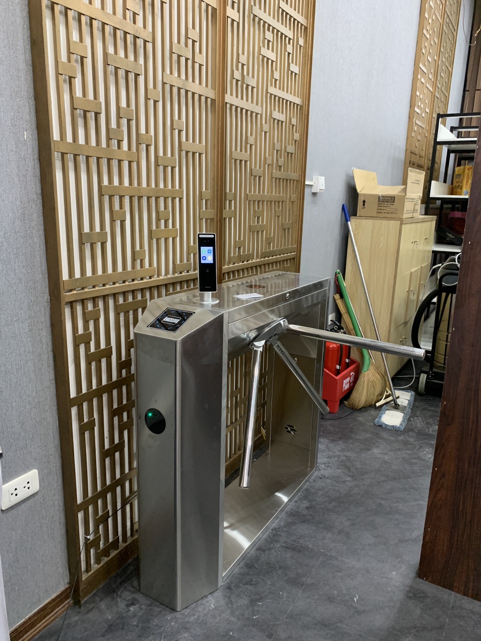 Lắp đặt Cổng xoay ba càng, cổng kiểm soát an ninh kết hợp khuôn mặt speedface zkteco 1